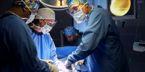 JJ_Photo_Surgeons-performing-surgery-in-OR_600x250